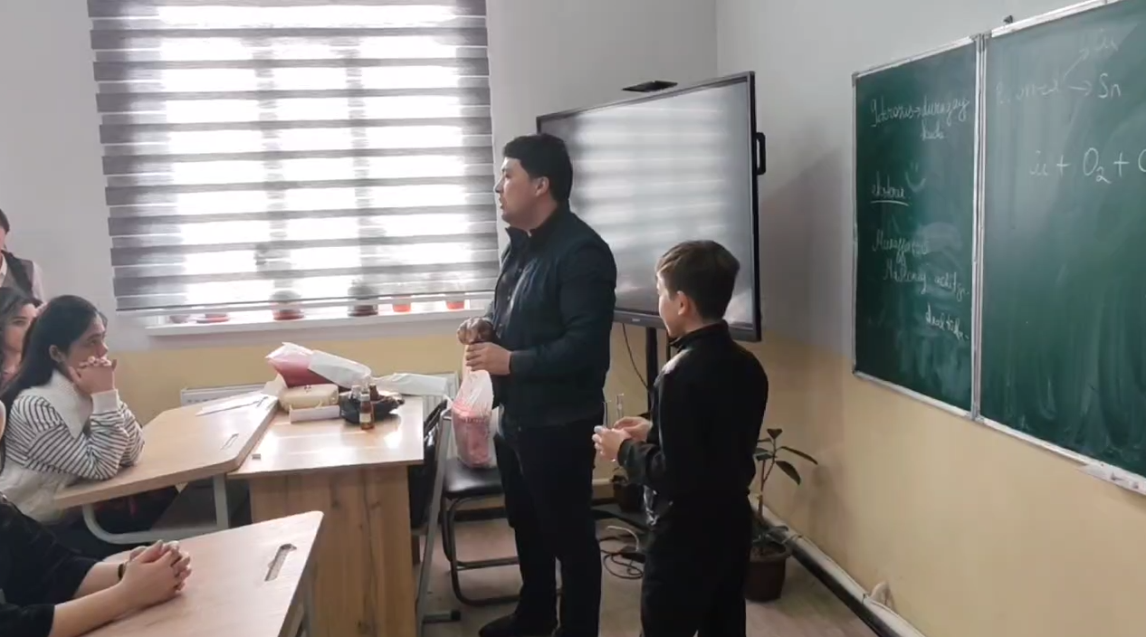 Nurli Kelajak maktabida kimyo fanidan amaliy tajribalar o‘tkazildi